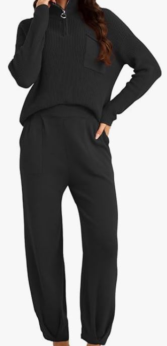 Basic Black longsleeve loose fitting loungewear set. Pocket on the chest and zippered neck. 