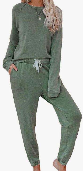 Green longsleeve loose fitting loungewear set. Elastic drawstring waistband 